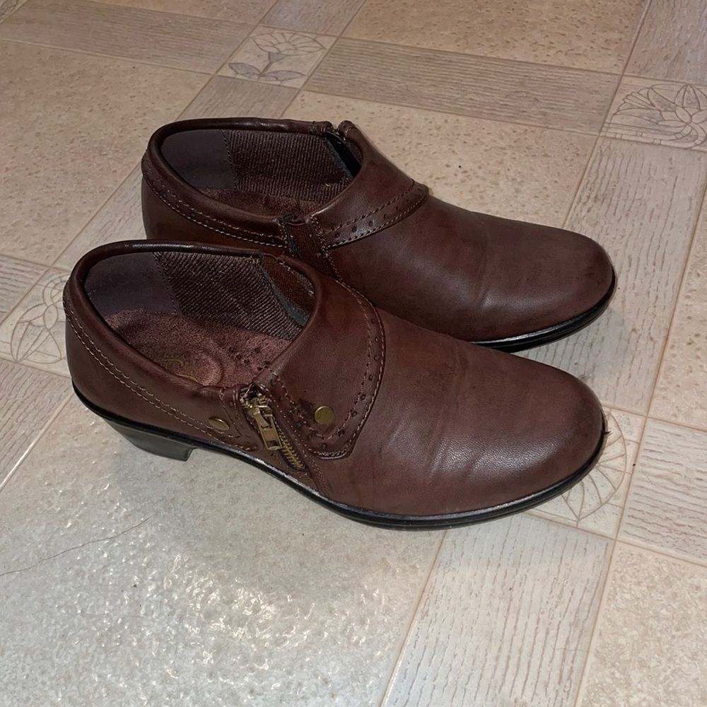 Easy Street women's brown and black side zip low heeled shoes / ankle boots